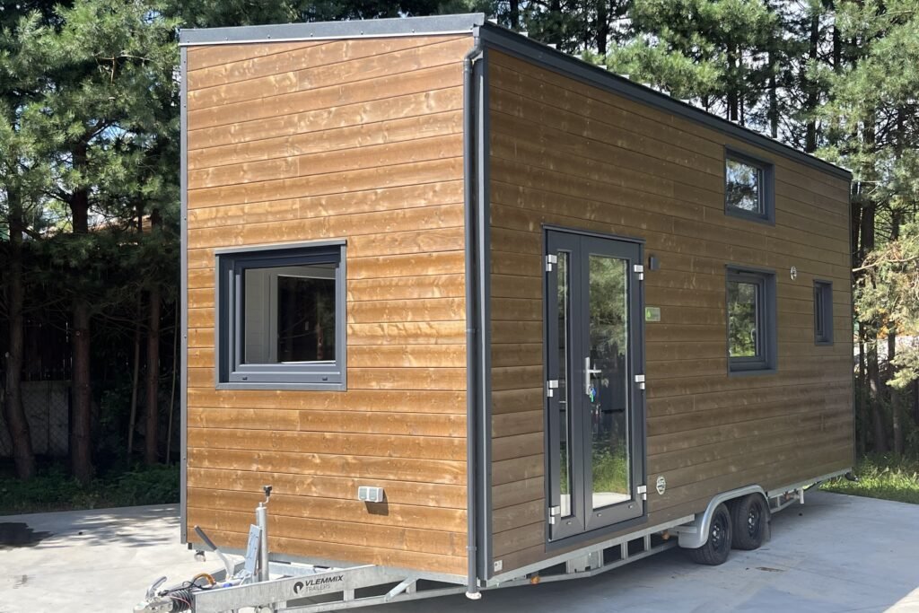 Espace extérieur de la Tiny House Porto, idéal pour des moments de détente en famille