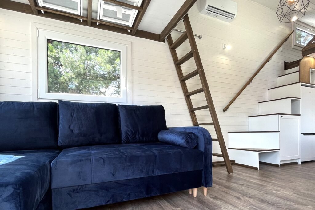 Salle de séjour chaleureuse et accueillante de la Tiny House Porto, espace familial confortable