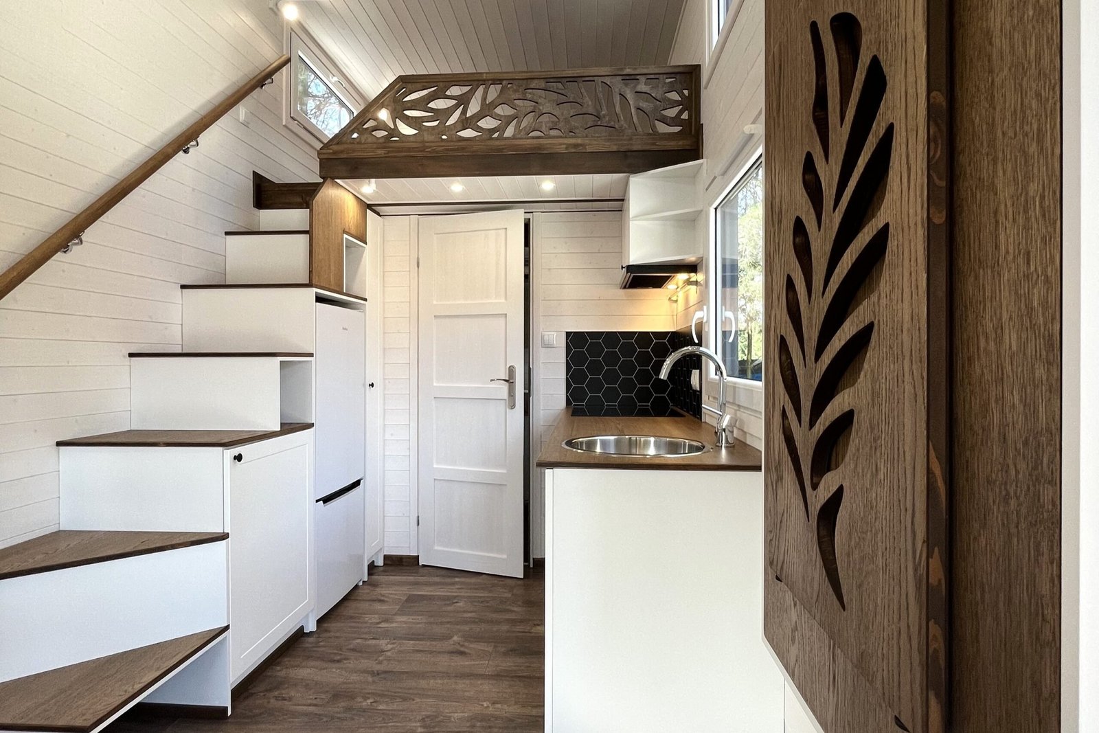 Cuisine entièrement équipée de la Tiny House Porto, idéale pour préparer des repas en famille.