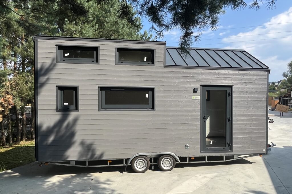 Tiny house en bois grise : une élégante petite maison en bois de couleur grise, idéale pour les amateurs de design minimaliste et de vie durable.