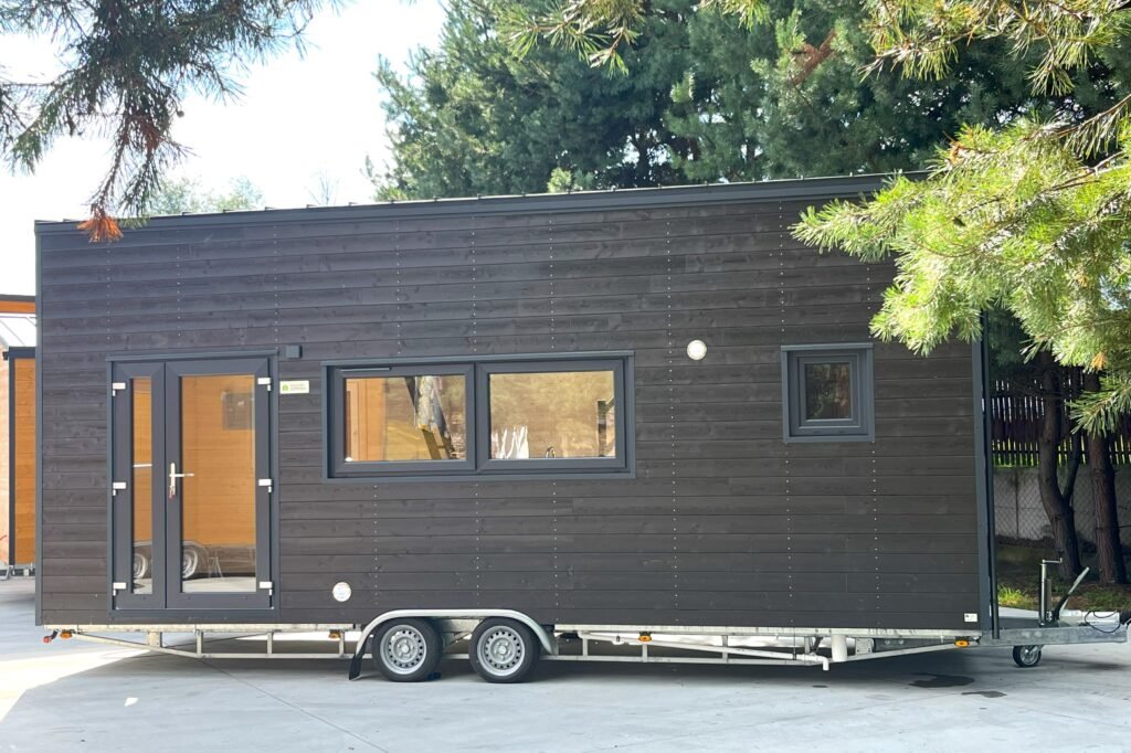 Extérieur noir en bois élégant et intérieur en bois chaleureux, un contraste parfait pour une tiny house moderne