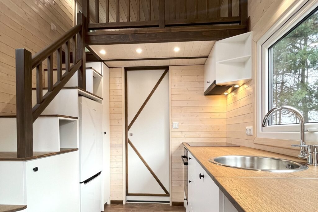 Intérieur chaleureux en bois, créant une atmosphère confortable et cooconing