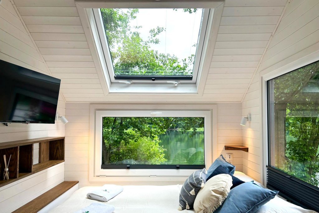 Fenêtres panoramiques offrant une vue magnifique sur la forêt environnante.