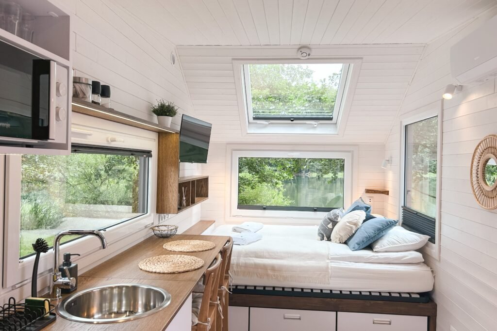 Tiny House Moon au milieu de la nature luxuriante.