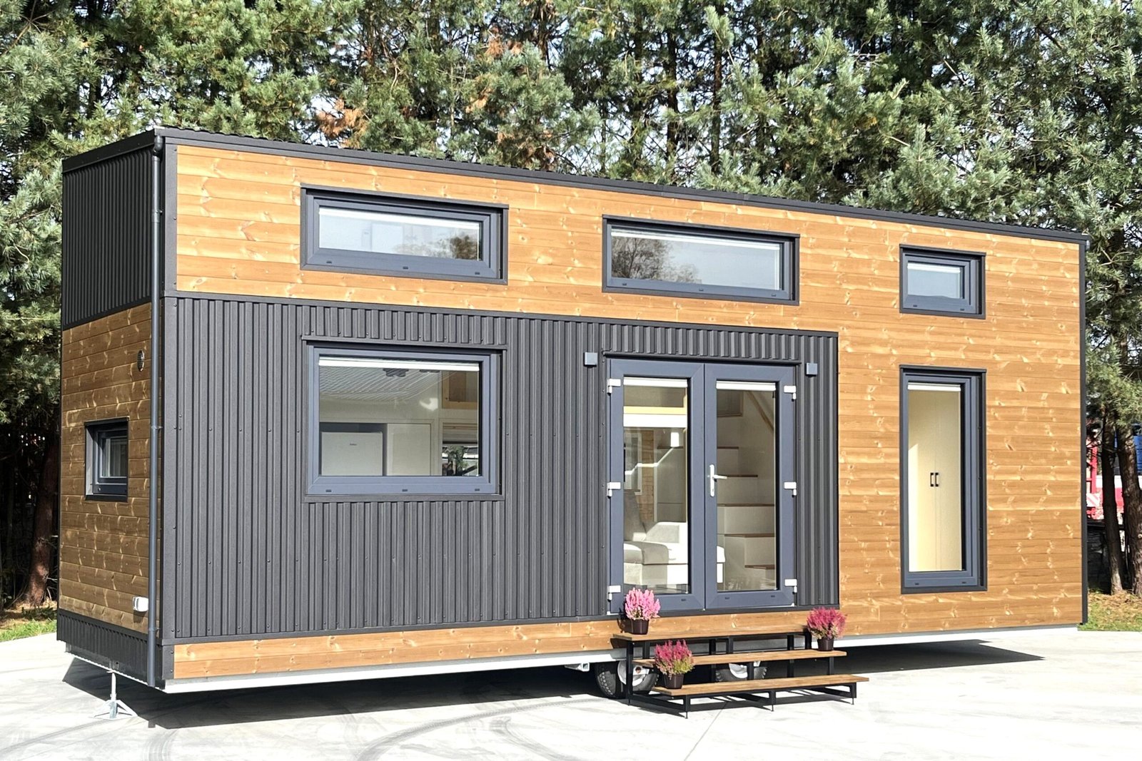 Tiny house sur mesure, artistiquement intégrée à un paysage naturel, capturant l'alliance parfaite entre le design personnalisé et la beauté environnante