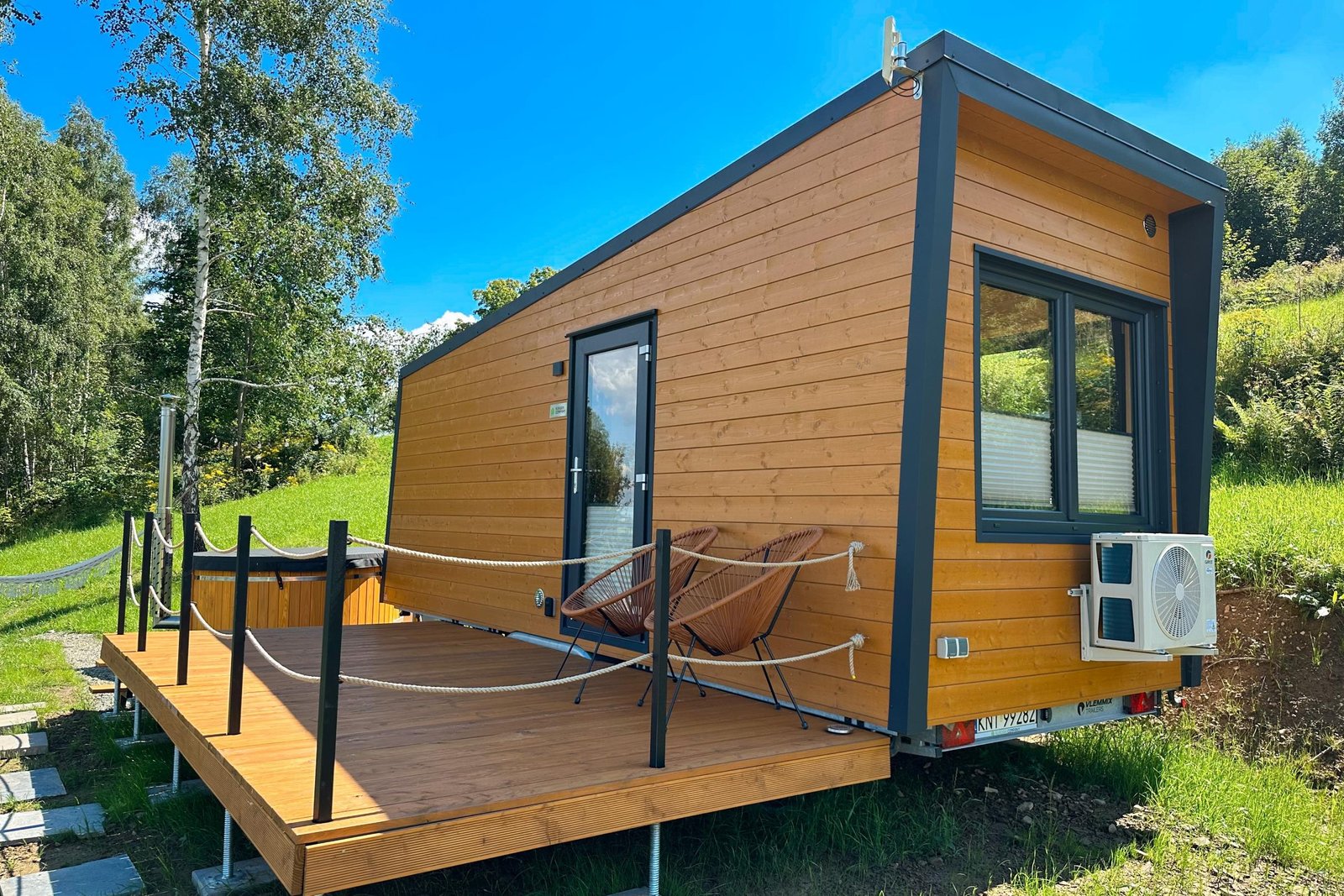 Tiny House Forest en Bois pour Deux Personnes avec Terrasse et Bain Nordique en Plein Air, Offrant une Évasion Rustique au Cœur de la Nature.