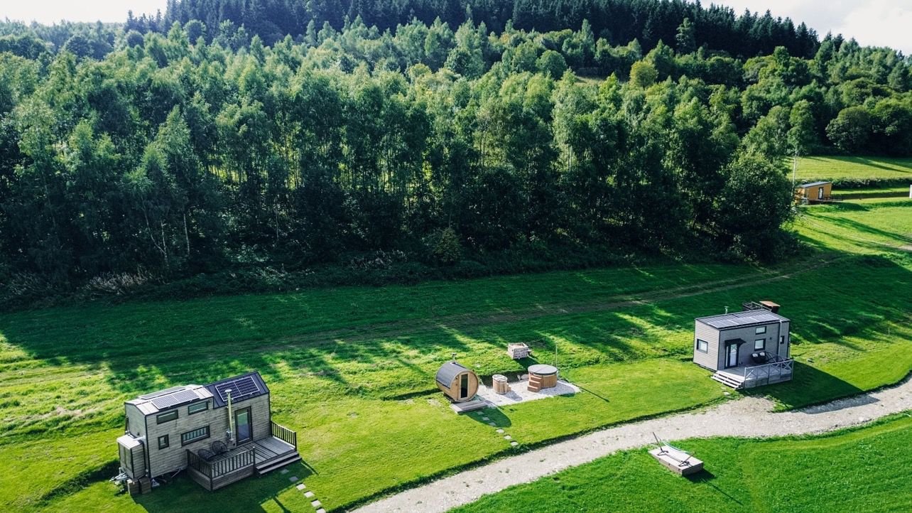Tiny houses en pleine nature, conçue sur mesure avec des détails architecturaux uniques, offrant une expérience de vie durable et personnalisée.