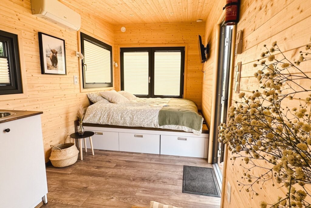 Design écologique : Extérieur de la Tiny House Forest entourée de nature, offrant une vie minimaliste et durable.